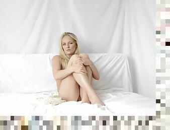 Bbeater2 cute blonde white sheets