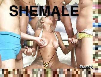 shemale, robienie-loda, ogromny-kutas, gangbang, seks-grupowy, blondynka, bukkake, dupa, tatuaże, ssanie