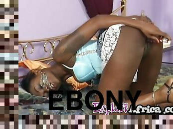 Ebony chick blowing stiff fat dick