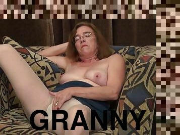 American gilf melody garner teases us with her unshaven cunt