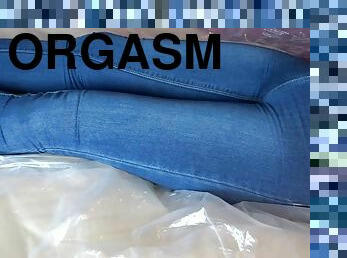 Pissen und Orgasmus in engen jeans