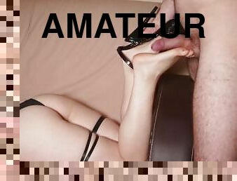 amateur, pieds, ejaculation, fétiche, branlette-avec-les-pieds, talons-hauts