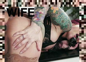 Anal for the tattooed wife while she talks on the phone