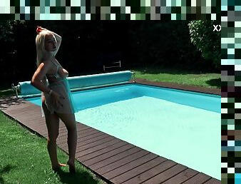 Lisi Kitty - Very Horny Milf Babe Ready To Fuck You In The Pool