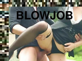 di-tempat-terbuka, blowjob-seks-dengan-mengisap-penis, gambarvideo-porno-secara-eksplisit-dan-intens, seks-grup, bertiga, pelacur-slut, eropa, mata-uang-euro, sex-dengan-berpakaian