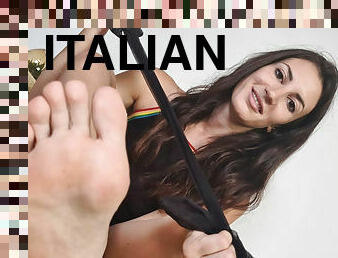 Deliciously Sexy Lilian makes Fun Of Your Small Dick - VRFootFetish