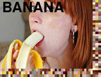 Pussy-to-mouth fuck with a banana