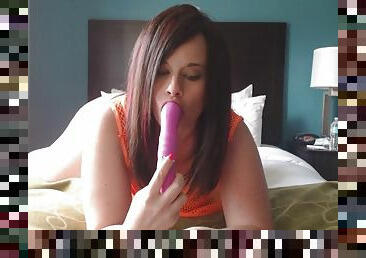 Chubby fat chick takes pink dildo to her puffy pussy