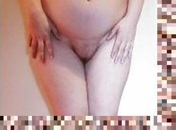 ?Naked Girl Pees Down Her Legs!