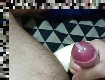 hombre se masturba dentro de un baño publico y deja mucho semen en sus manos