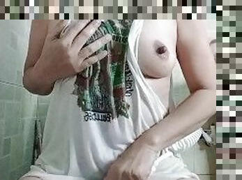 Pinaglaruan ang bidet sa resort bago maligo, Horny weekend public masturbation.