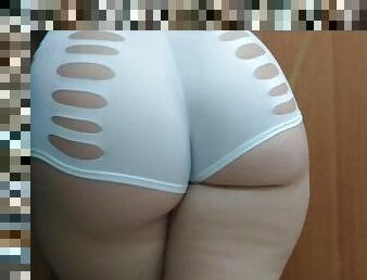 Cameltoe em short branco transparente