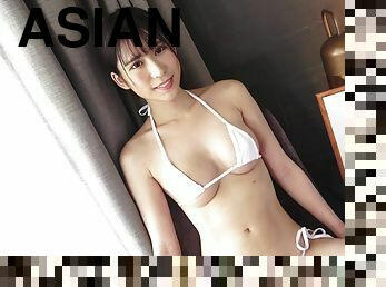 The sexy model Miss Hitomi Kanzaki shows us her body in a bikini