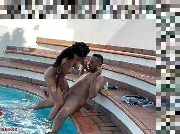 UNA BUENA COGIDA EN LA PISCINA PARTE 1.