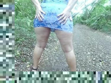 en-plein-air, pisser, public, femme, amateur, milf, belle-femme-ronde, fétiche