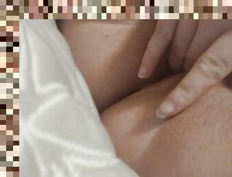 19 year old virgin fingering herself