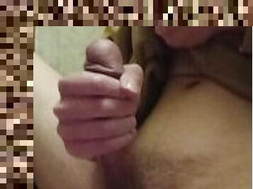 maigre, ejaculation-sur-le-corps, gay, branlette, toilette, solo