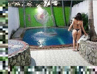 HERMANASTRA LATINA COLOMBIANA CON LENCERÍA ESTABA EN LA PISCINA, TENÍA GANAS DE SEXO