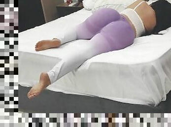 ATRAPO A MI HERMOSA MADRASTRA CON SUS LEGGINS APRETADOS CON GANAS DE LECHE