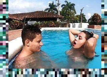 Me follo a una puta codiciada colombiana en la piscina de mi jefe - Camila Mush