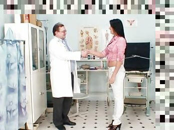 masturbare-masturbation, pasarica, doctor, jucarie, rasa, spital, bruneta, examen-ginecologic, piciore