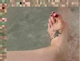 bagno, mammine-mature, mamme, donne-grasse-e-belle, piedi, pov, feticci, solitari, bagnate, gambe