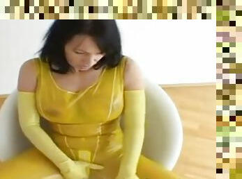 Latex angel Angelica anal fucked in yellow latex