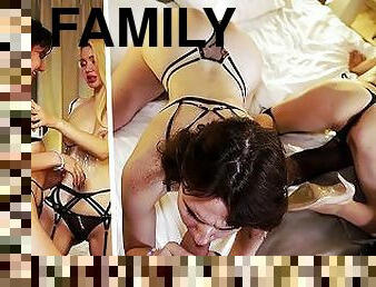 tradimenti, papà, mamma-e-ragazzo, orgie, feste, mogli, mamme, gangbang, spruzzi-di-sperma, sesso-di-gruppo