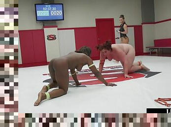 Wrestling dyke seduces ebony lez slut b4 fingering hard