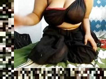 Indian bhabi saree show saree hot boudi sare khule fallo
