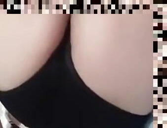 TREMENDAS NALGAS DE MI PRIMA MIENTRAS ME LA CHUPA