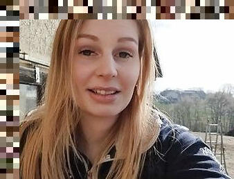 BLONDINE MIT RIESEN TITTEN FICKT SICH IN DER ÖFFENTLICHKEIT!