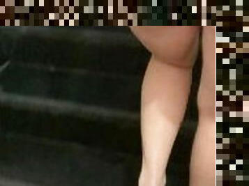 Katy Kampa casada hotwife subindo escadas de mini shorts em público