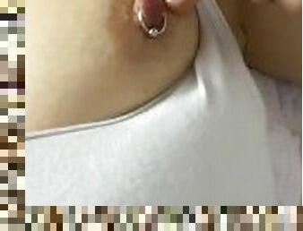 Jugando con mis pezones y mi piercing