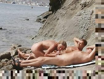 nudisti, amatoriali, maturi, ragazze-giovani, mammine-mature, mamme, spiaggia, scene-rubate, trio, bionde