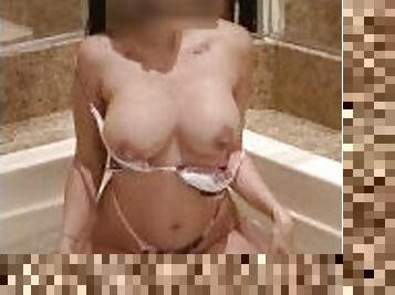 ella juega con sus grandes tetas en el jacuzzi antes de follarla bien duro !! lo disfruta mucho