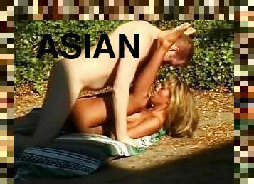 asiatisk, doggy, utendørs, blowjob, cumshot, interracial, pornostjerne, facial, blond, hvit