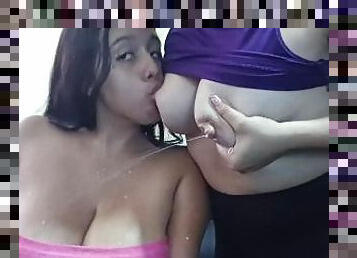 tetas-grandes, amateur, lesbiana, madurita-caliente, latino, mamá, fetichista, leche, chupando